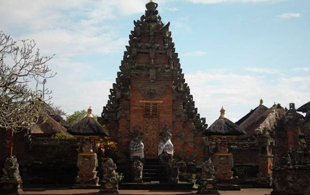 batuan temple entrance